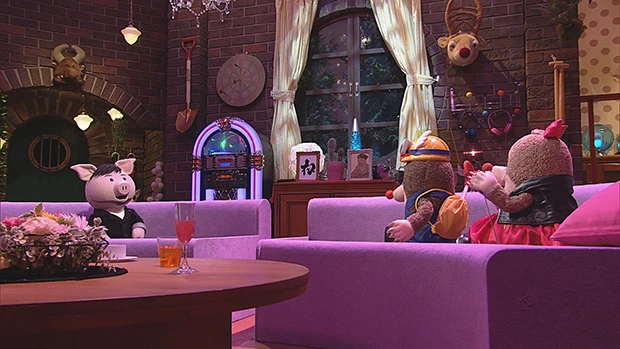 『ねほりんぱほりん』は、毎回ゲストであるブタとMCたちの人形劇形式のトークをメインに番組は展開される