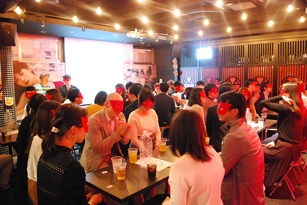 新宿・歌舞伎町の週プレ酒場で開催されたゲッターズ飯田氏による「占い仮面合コン」