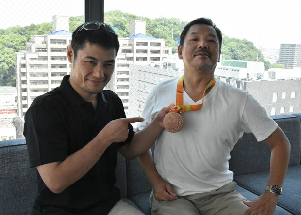 自分の中で一番価値のあるメダルというリオの銅メダルを猿渡先生にかける藤本選手。