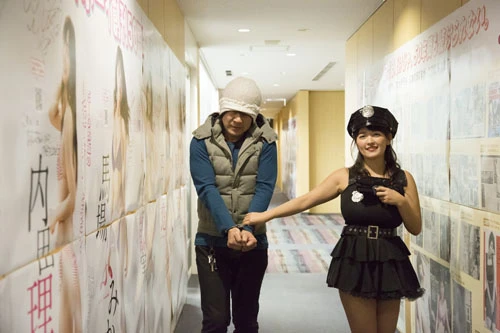 銃で脅しながら編集長を連行するヤナパイだが、なんだか楽しそう…