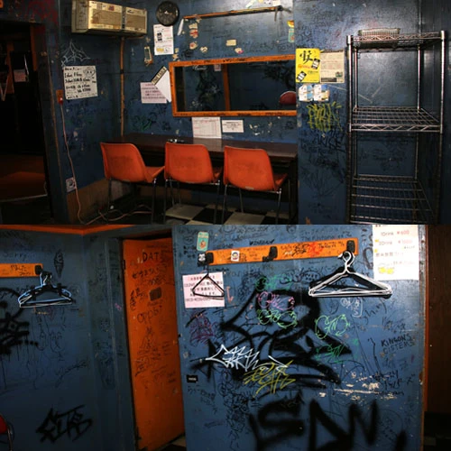 落書きはもちろん、更衣室のカギすらも壊れ、すべてがボロボロの控え室