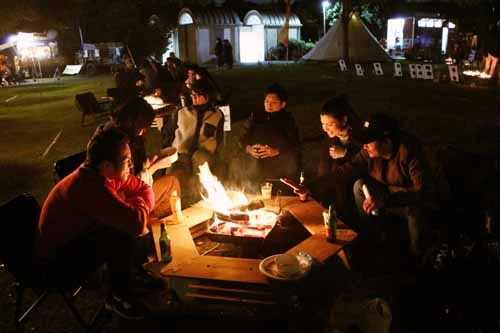 知らない者同士、まったりとした時間を過ごす