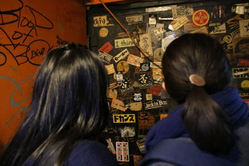 スピッツがメジャーデビューする前に貼っていったステッカーを見に来た中学生