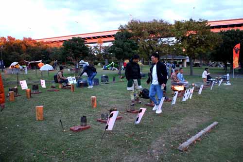 ズラッと並ぶ焚き火台。こんな機会はなかなかない