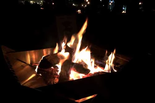 艶めかしく揺れる炎が人々を魅了する