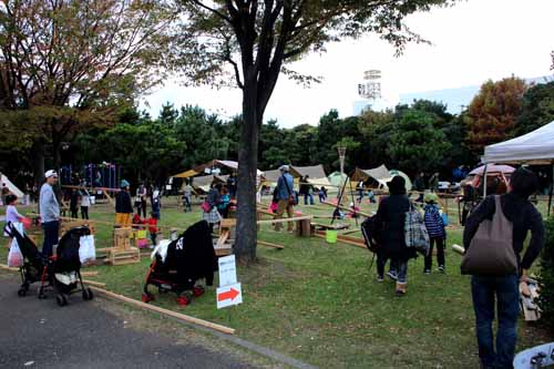 流しそうめんの要領で玉を転がす子供たち