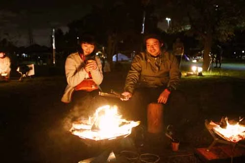 彼氏はふたつの焚き火台を同時に操っていた