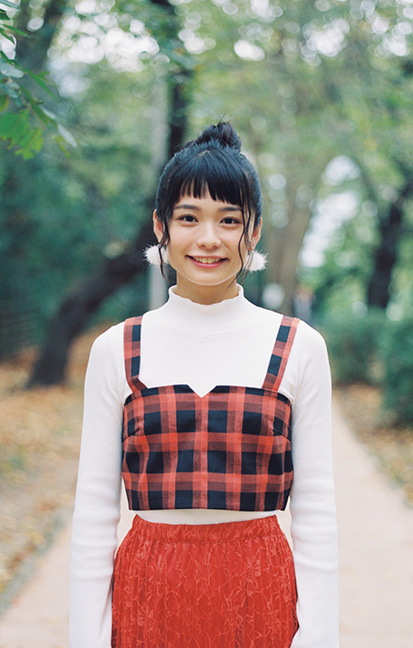 現役女子高生シンガーソングライターの足立佳奈ちゃん