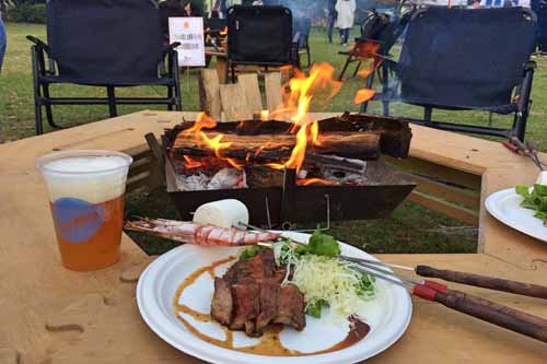 ステーキ、えび、マシュマロ、そして焚き火