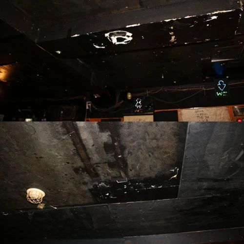 ステージの天井はバンドのパフォーマンスによる穴が。ただ天板が剥がれているのは老朽化のせい