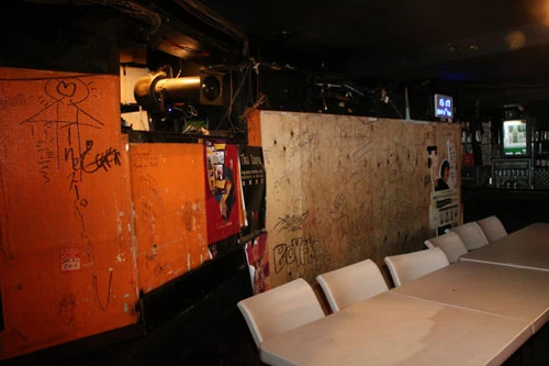 壁には出演者らのメッセージや落書きが