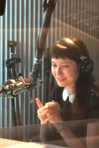 出演するのはもちろん、家で聴くのも大好きなラジオ。CMもがっつりチェックします!