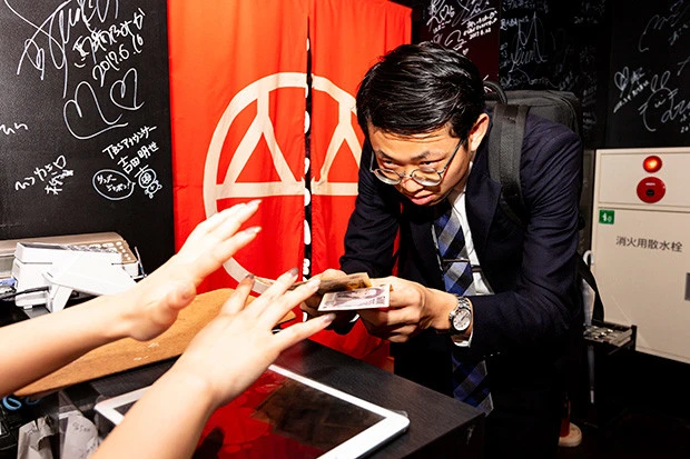 受付でフルオプションを要求する前のめりミズノ。定額コースは2時間3000円から利用できます