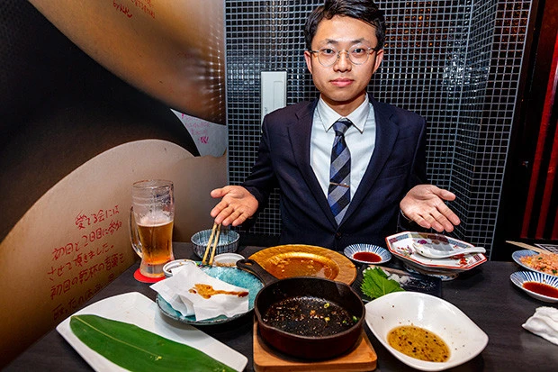 「とっても美味いです」と満足感アピールするミズノ。