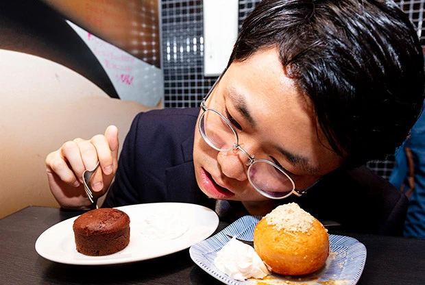 10人前以上をクリアし、さらにデザートにも挑戦するミズノ。もはや寝ながら食ってます