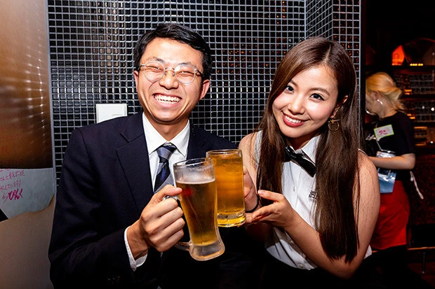 週プレ酒場名物の酒BARグラドルによる乾杯タイム。週プレ酒場にいるだけでも酒BARママと乾杯できるチャンスあり! この日は元アイドリングの倉田瑠夏ちゃんと