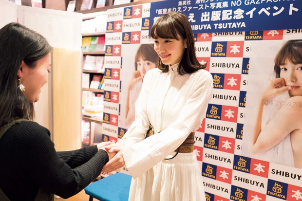 握手した途端、感極まって泣きだす女性ファンや、「(男性ファンが参加できる初のイベントだったので)よーやく会うことができました」と喜ぶ男性ファンの姿も