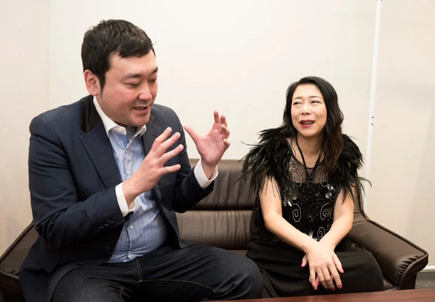 独自のギャンブル理論を語るグランジ大。その横で冷静に見ている椿鬼奴。