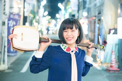 川嶋はコスプレ衣装で演奏したことも。とにかく枠に捕らわれず、三味線や日本文化を広めようとしている