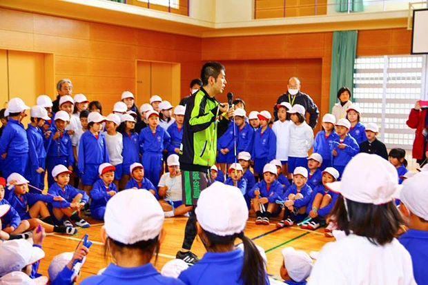 小学校で縄跳びのパフォーマンスを披露する粕尾さん