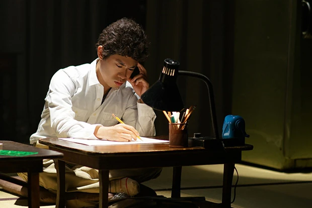 第1話では伊藤さんがゆでたまご両先生を熱演。このシーンの人物は髪のチリチリ具合からして、昔の嶋田先生か…正解はドラマの中で! ©︎「オー・マイ・ジャンプ!」製作委員会