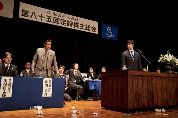 引き画を多用したカメラワークも多い。演者がみんな映り込むため、本当に手が抜けなかったと織田さん