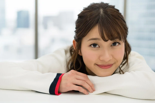  「１回目の緊張を１００とすると、今は６５くらいになりました。でも、ゲストによってスタジオの雰囲気が違うので、毎回難しいです」と語る山本アナ。