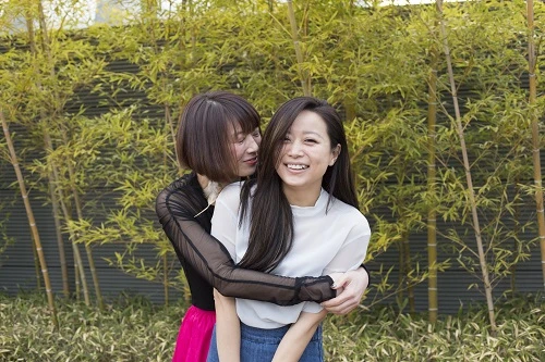 撮影中も終始、仲よさそうなふたり。相澤さんが猫のように甘えて…