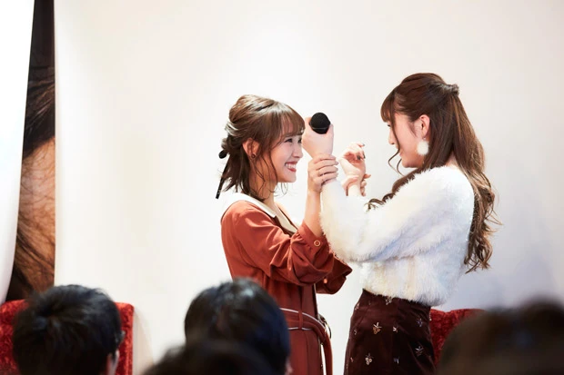 照れて顔を隠そうとする女のコの両腕をつかみ、動きを封じて見つめ合う「腕ガチ」