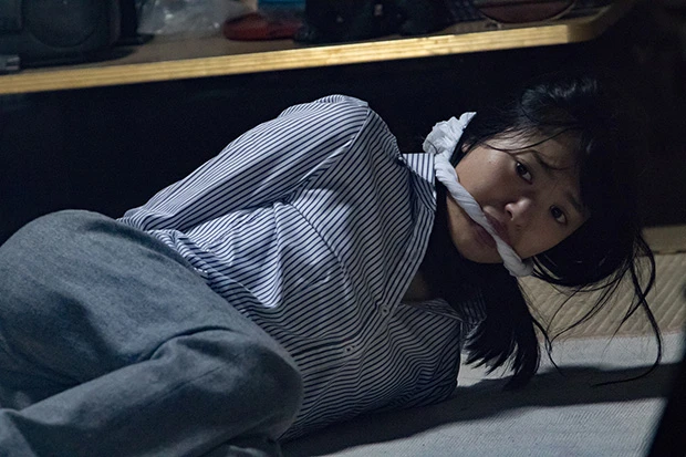 北原里英が演じる中学教師・赤理。彼女が誘拐されるところから物語は始まる