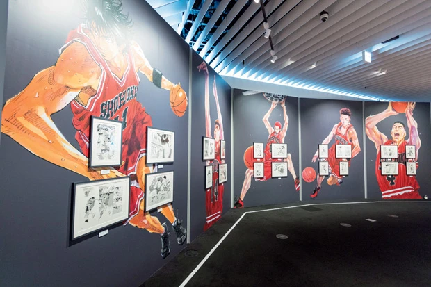 90年代の代表作『SLAM DUNK』のキャラクターたち。壁一面の躍動感が、原画をよりいっそう引き立てる (c)井上雄彦 I.T.PLANNING