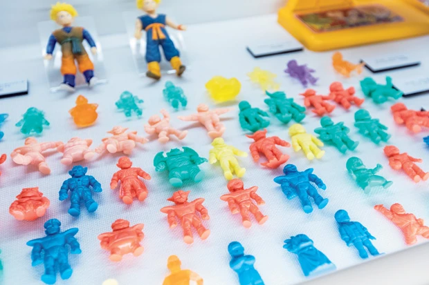 原画のほかにも、ドラゴンボール消しゴム(写真)や『遊☆戯☆王』のカードなど、ファン垂涎のグッズを展示