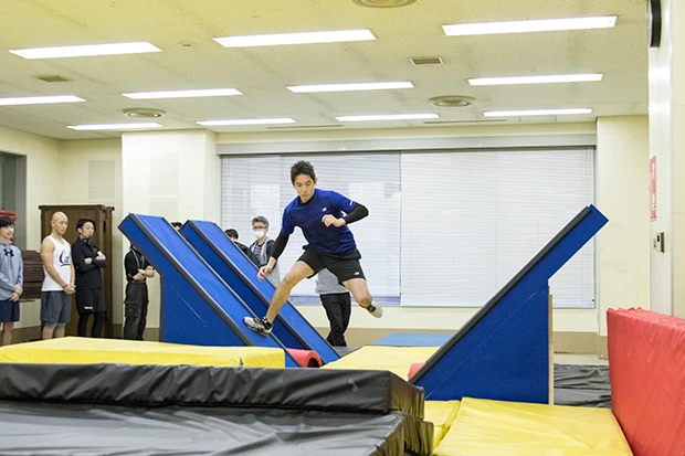  ビデオに向かって自己ＰＲをしてから「五段跳び」の実技試験