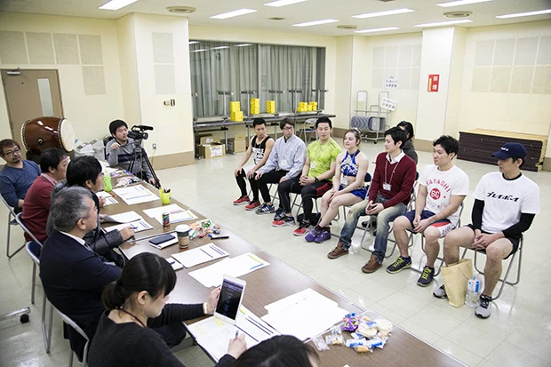  個性的な面々が揃う面接の模様。本誌編集・Ｉは「プレイボーイ」Ｔシャツを着てＰＲ