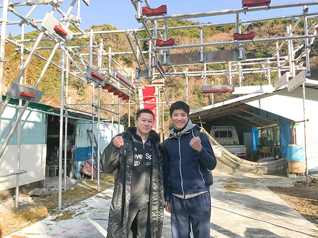  “怪力商社マン”岸本真弥（左）の自宅セットで武者修行に励む金スマ・ロペスこと岸英明に取材と称して同行させていただきました