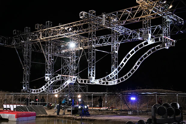  新エリア「ドラゴングライダー」。闇夜に輝くその姿、まるで気高き竜…！