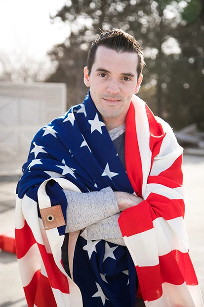 SASUKEは海外でも大人気。『American Ninja Warrior』の大スター、アメリカ在住のジムトレーナー、ドリュー・ドレッシェルはこう語る。「Ninja Warriorの人気は年々高まっているよ。どの国へ行っても好きだという人は絶えないし、出場選手はみんな子供のヒーローとして憧れられている。ウケる理由? それは日本と一緒じゃないかな。不可能を可能にする瞬間を見たいのさ。僕のようにプロアスリートでもない、一般の人のね」