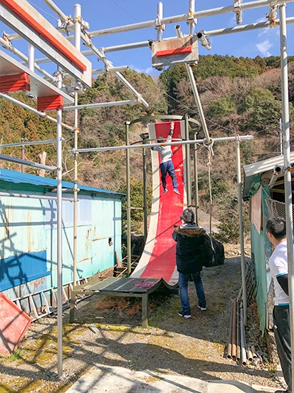  ＳＡＳＵＫＥの代表的なエリアのひとつ「そり立つ壁」を模したトレーニングセットに挑むロペス