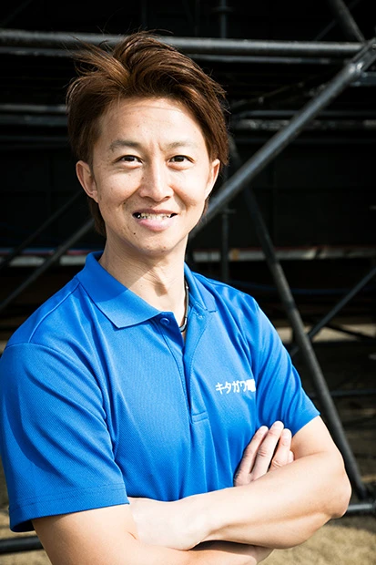 “子煩悩店長”こと、キタガワ電気店長・日置将士(今大会はゼッケン60で登場)。「元々、自分の彼女にいいところを見せようとお台場にあった『マッスルパーク』(SASUKEのエリアに挑戦できる施設。現在は閉園)に行ったんです。ところが醜態を晒(さら)しちゃって。悔しいからトレーニングを積むうちに本家のSASUKEにも出られるようになって。それをずっと応援してくれていた彼女が、現在の妻です。今は家にセットを作り、ふたりの子供も応援してくれています。SASUKEはもう僕だけのものでなく、家族のものになっています」