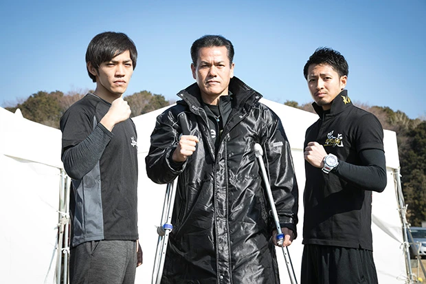 “ミスターSASUKE”こと山田勝己さん(中央)。現在は引退し、自身が成しえなかった完全制覇の夢を弟子たちに託し、その指導に励んでいる。写真右は“海苔”こと小畑仁志(さとし、今大会はゼッケン62で登場)。左は“SEGA”こと山本浩茂(ひろしげ、今大会はゼッケン61で登場)。共に山田軍団「黒虎」のメンバー。