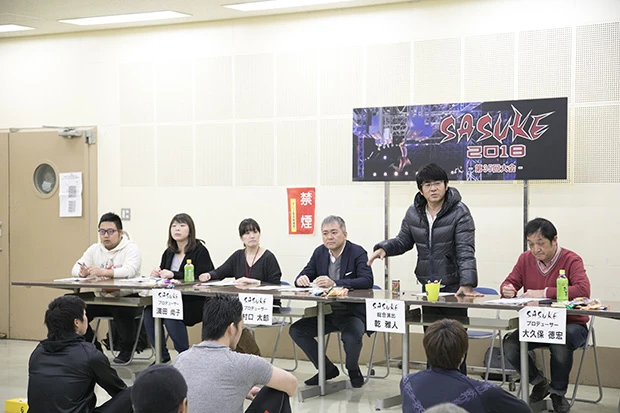 『SASUKE』の第1回から制作に携わり、現在も総合演出を務める乾雅人氏(右から2人目)