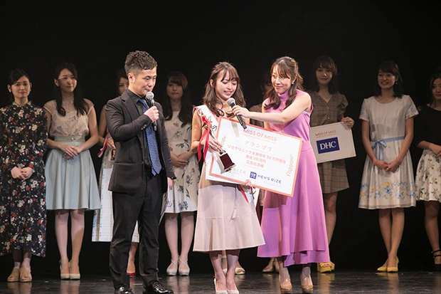 受賞コメントの際、感極まり涙を流す黒口那津さん