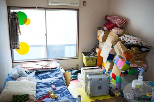 取り壊し会場の2階には、そのままになった廃棄する家具などが。この家で過ごした生活感が残り、哀愁を感じさせる