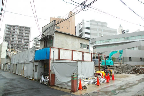 会場となる元自宅の一軒家。周りはすでに解体され廃墟のよう