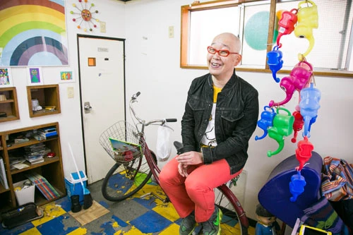 個展準備中で椅子がないため、捨てる予定の壊れた自転車に乗り話す坂本ちゃん