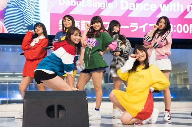 東京での初ステージも“ベイビーポーズ”でキメるチュニキャン。(前列左から)LILI、ゆうり、(後列左から)優美香、千夏、ソフィー、愛子、琴音