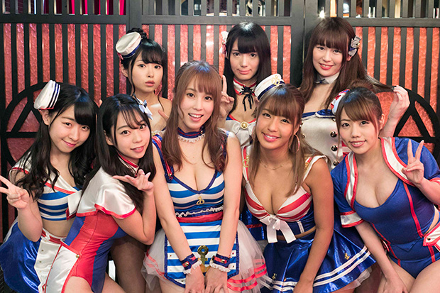 青山ひかる、リーダーの犬童美乃梨、橋本梨菜を中心に、後列左から有村瞳、佐藤望美、上村みやび、宮瀬なこ、星優姫がsherbetをさらに盛り立てる!