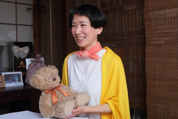  お土産のテディベアをｈｉｄｅ氏に渡すと「和毛（にこげ）だぁ～」と言って喜んでくれたと語る加賀谷氏。