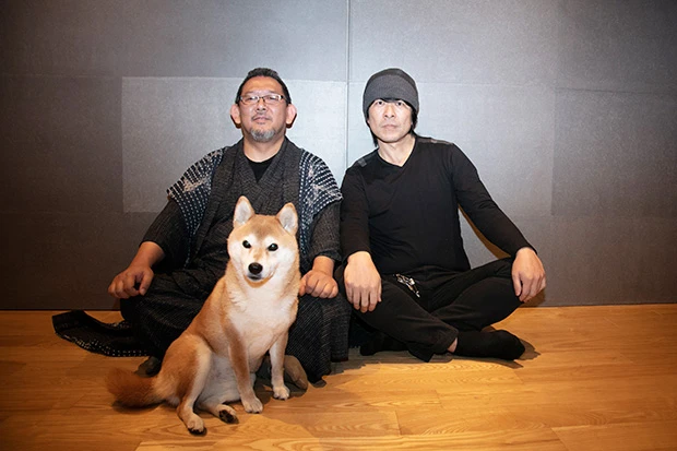 ミナミ・千日前の路地裏にある事務所にて。柴犬のまめも