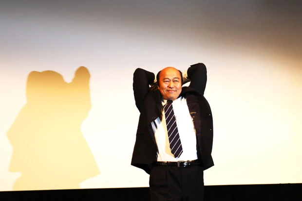  「ピッカリ投法」を披露する佐野氏